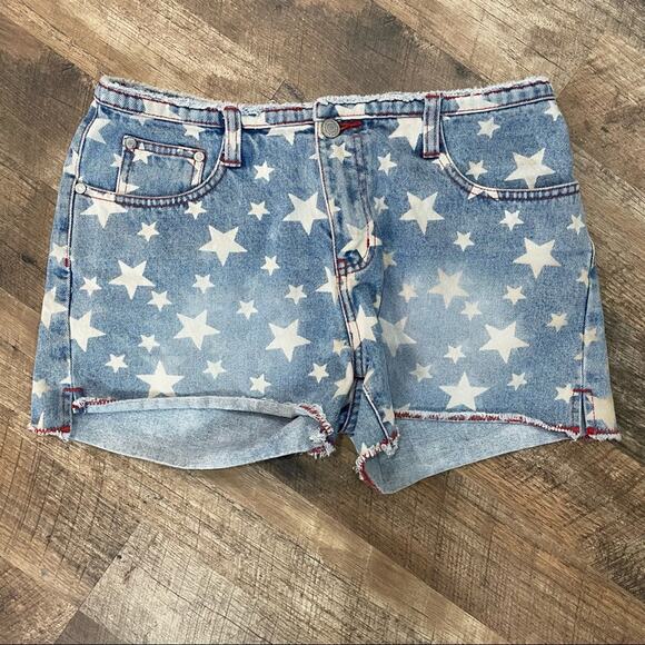 No Boundaries Star Print Distressed Jean/Denim Shorts - Picture 1 of 10
